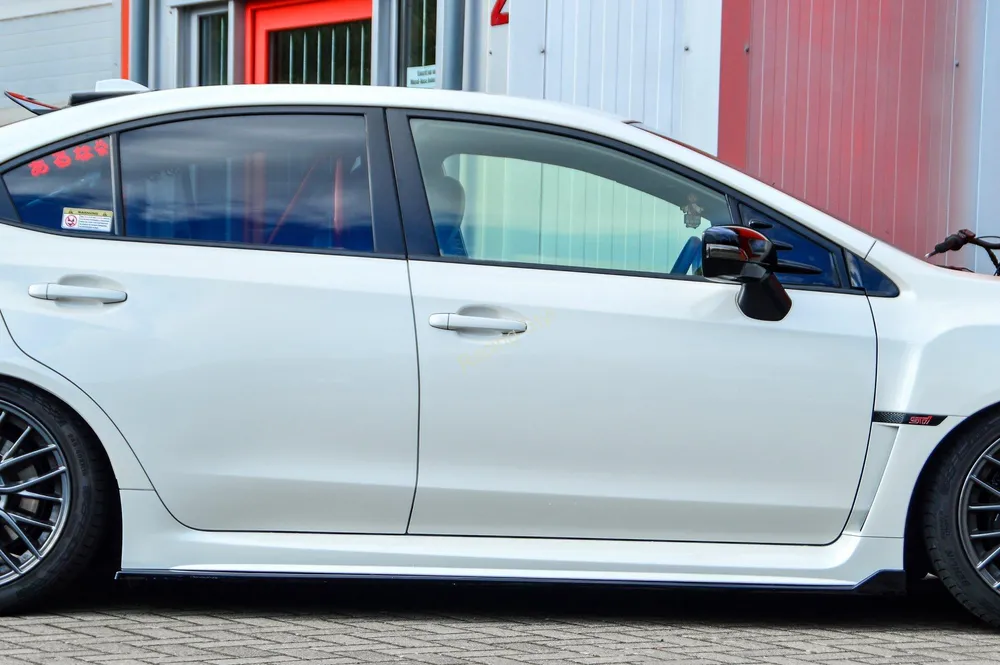 Subaru Impreza WRX STi spoilery pod boční prahy Glossy Black s křidélkem IN Tuning Lesk.