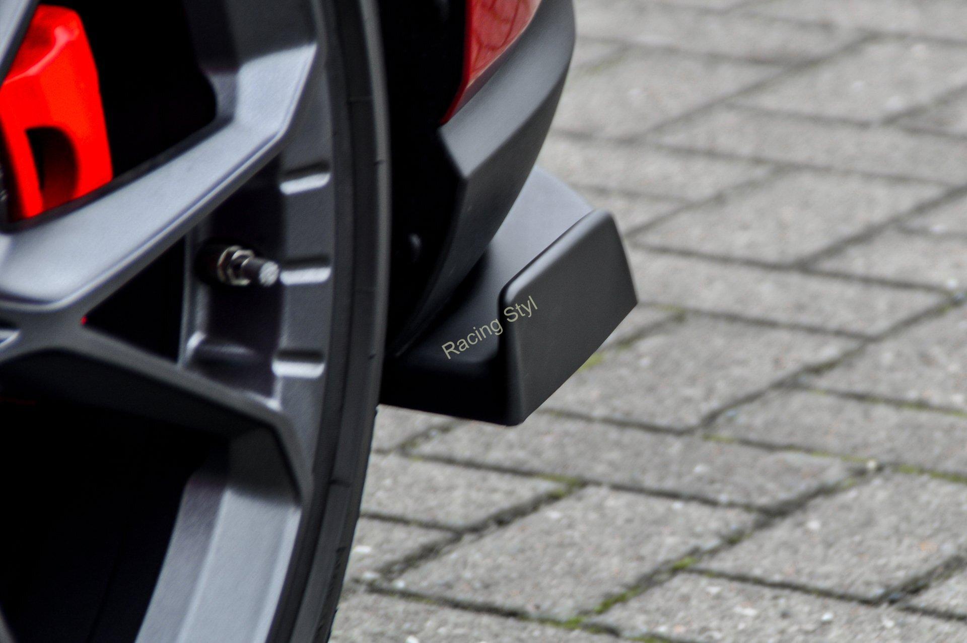 Hyundai I30N boční spoilery Glossy Black s křidélkem na zadní nárazník IN Tuning Lesk.