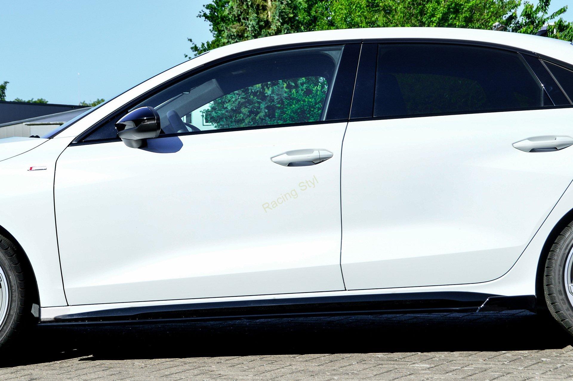 Audi A3 8Y S-Line + S3 spoilery pod boční prahy Glossy Black s křidélkem vzadu IN Tuning Lesk.