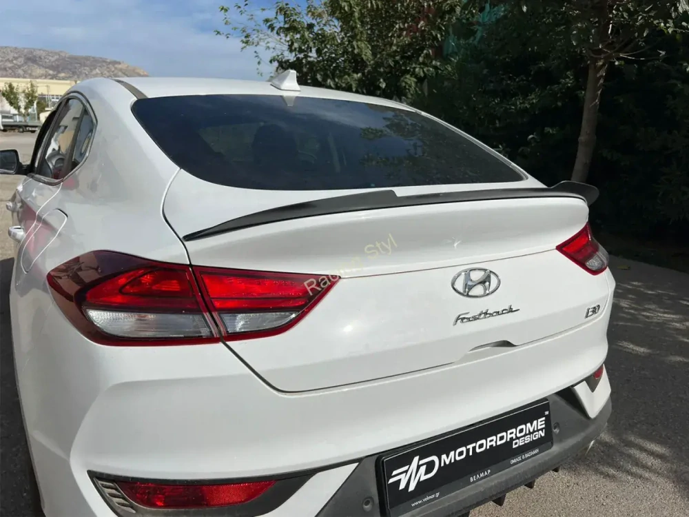 Hyundai i30 Fastback 2016- spoiler na víko kufru Glossy Black MD Design Lesk.