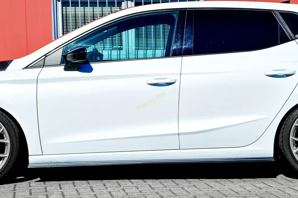 Seat Ibiza 6F KJ nástavce na boční prahy Glossy Black IN Tuning Lesk.