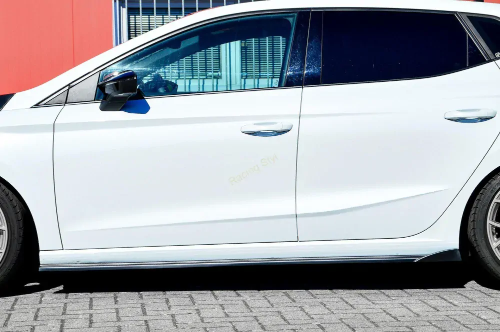 Seat Ibiza 6F KJ nástavce pod boční prahy Glossy Black s křidélky IN Tuning Lesk.