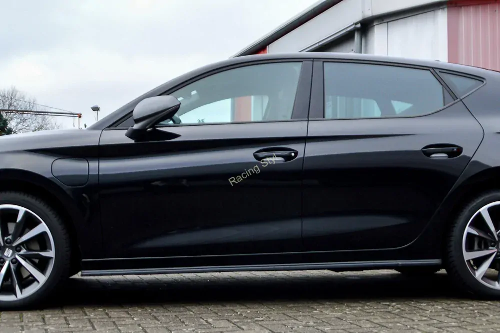 Seat Leon KL nástavce na boční prahy Glossy Black IN Tuning Lesk.