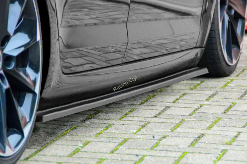 Škoda Octavia RS 5E lemy na boční prahy IN Tuning Matt.