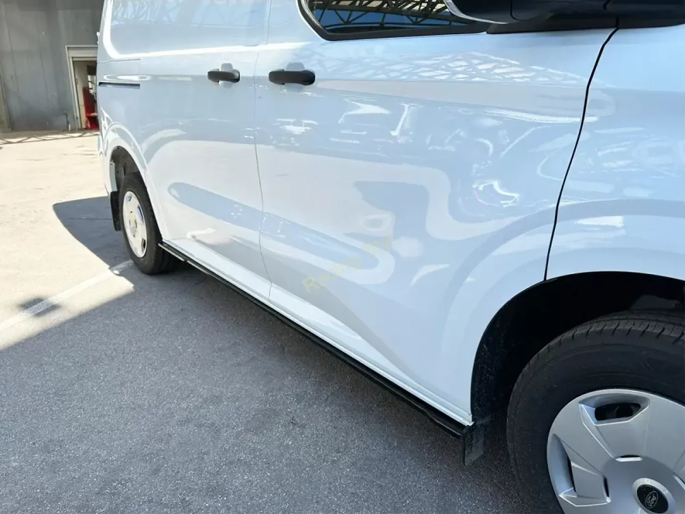 Ford Transit Custom SWB 2023- nástavce pod boční prahy Glossy Black MD Design Lesk.