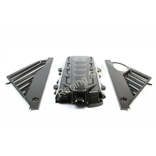 Chevrolet Corvette C8 carbonový kryt motoru a boční panely APR