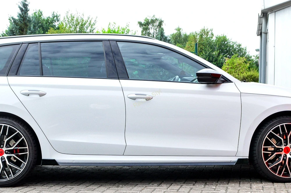 Škoda Octavia RS NX nástavce pod boční prahy s křidélky Glossy Black IN Tuning Lesk.