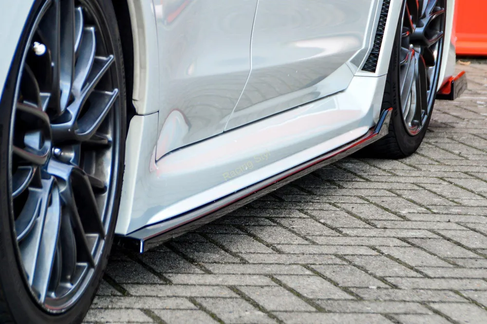 Subaru Impreza WRX STi spoilery pod boční prahy Glossy Black s křidélkem IN Tuning Lesk.