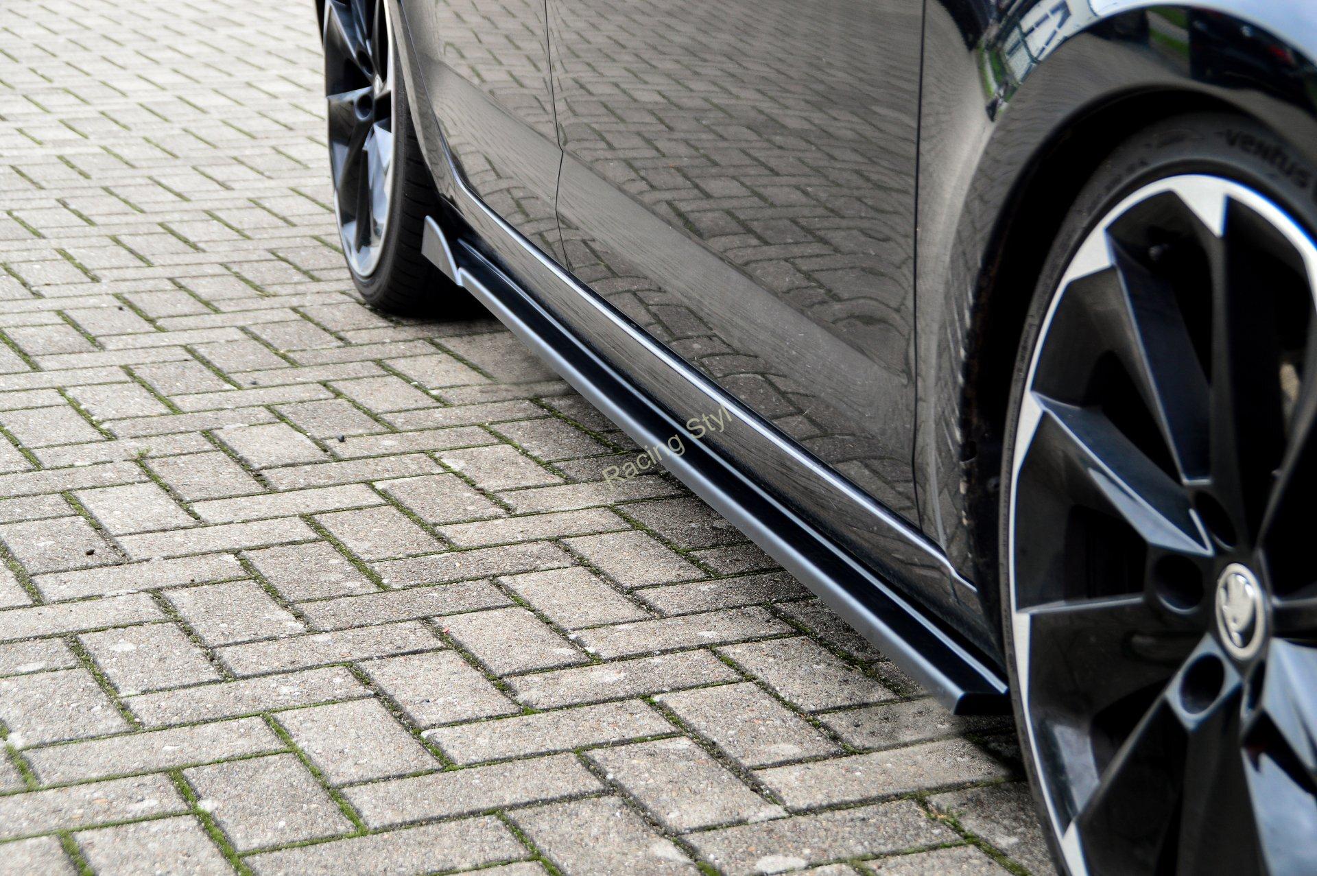 Škoda Octavia RS 5E lišty pod boční prahy s křidélkem Glossy Black IN Tuning Lesk.