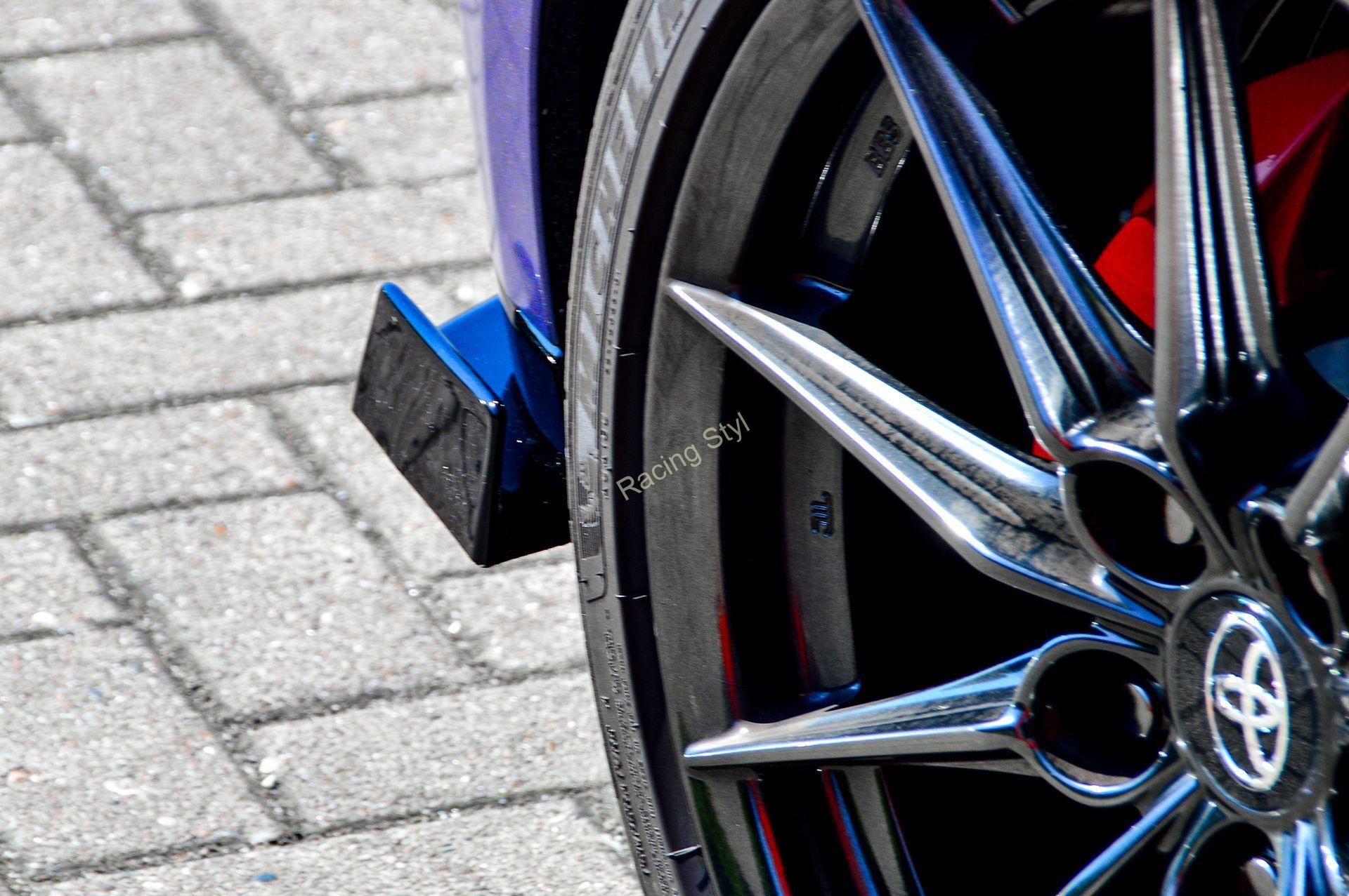 Toyota Yaris GR boční spoilery Glossy Black na zadní nárazník s křidélky IN Tuning Lesk.