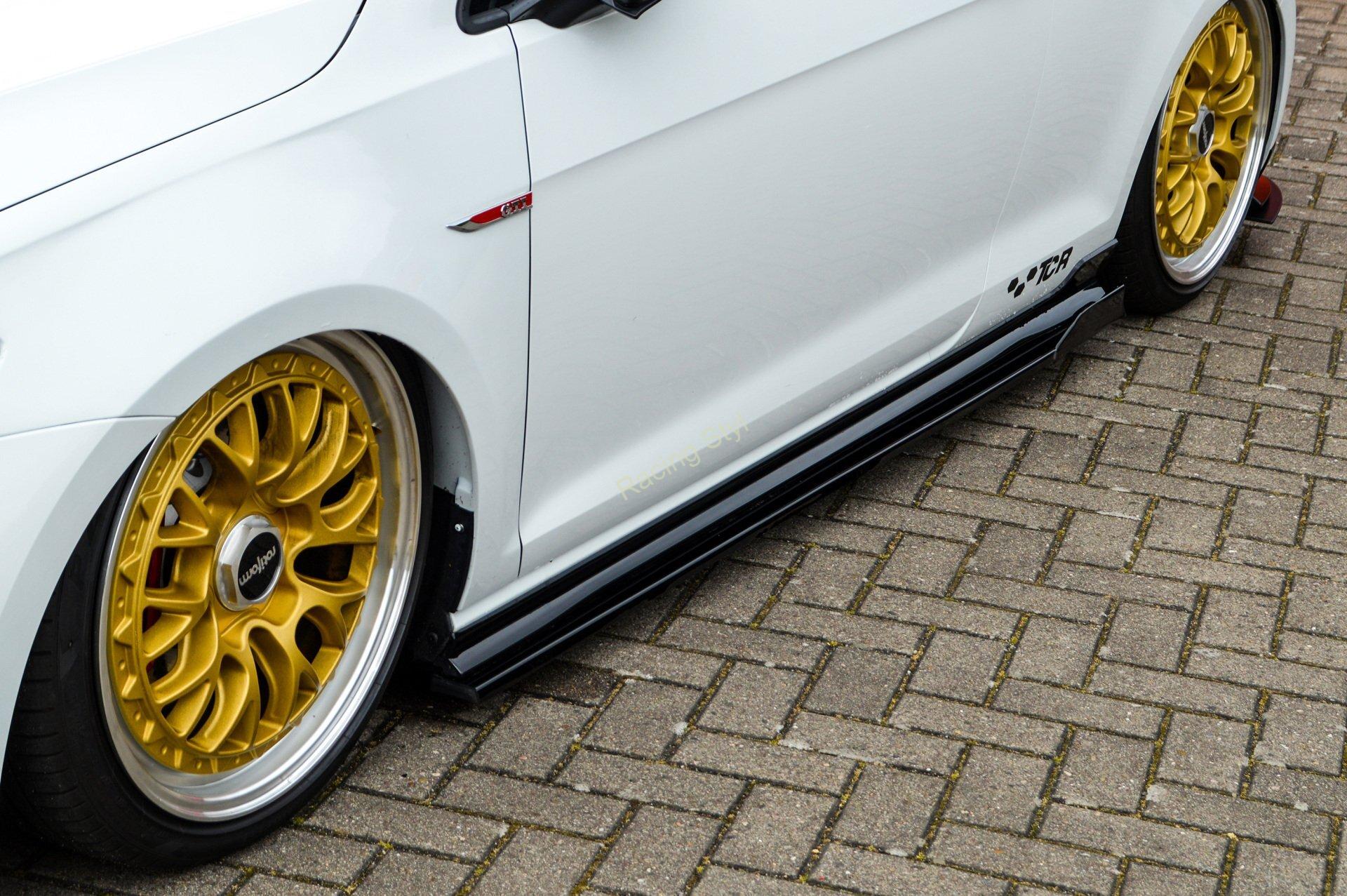 VW Golf 7 GTI TCR nástavce na boční prahy s křidélky IN Tuning Matt.