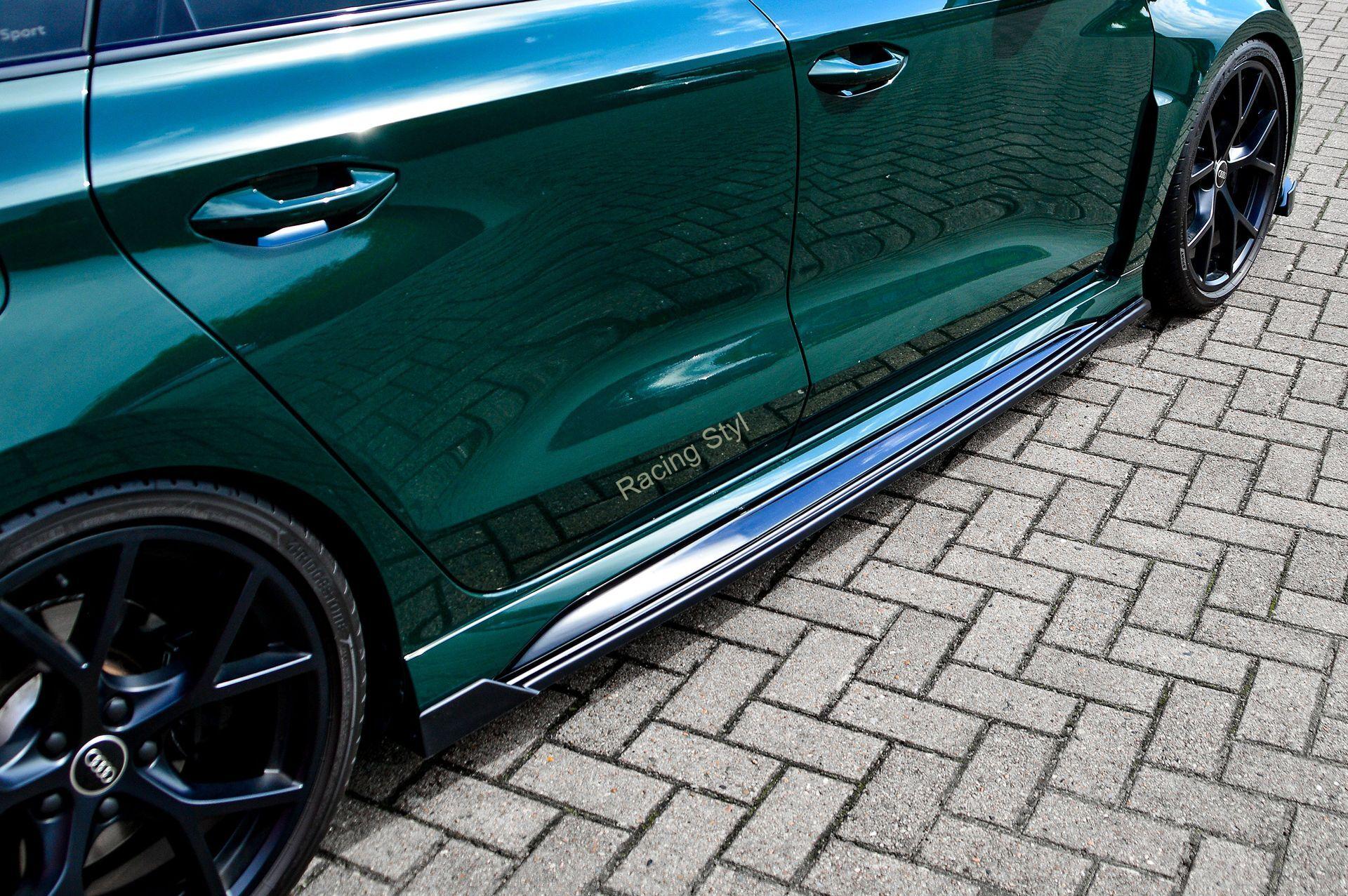 Audi RS3 8Y nástavce pod boční prahy Glossy Black s křidélky vzadu IN Tuning Lesk.