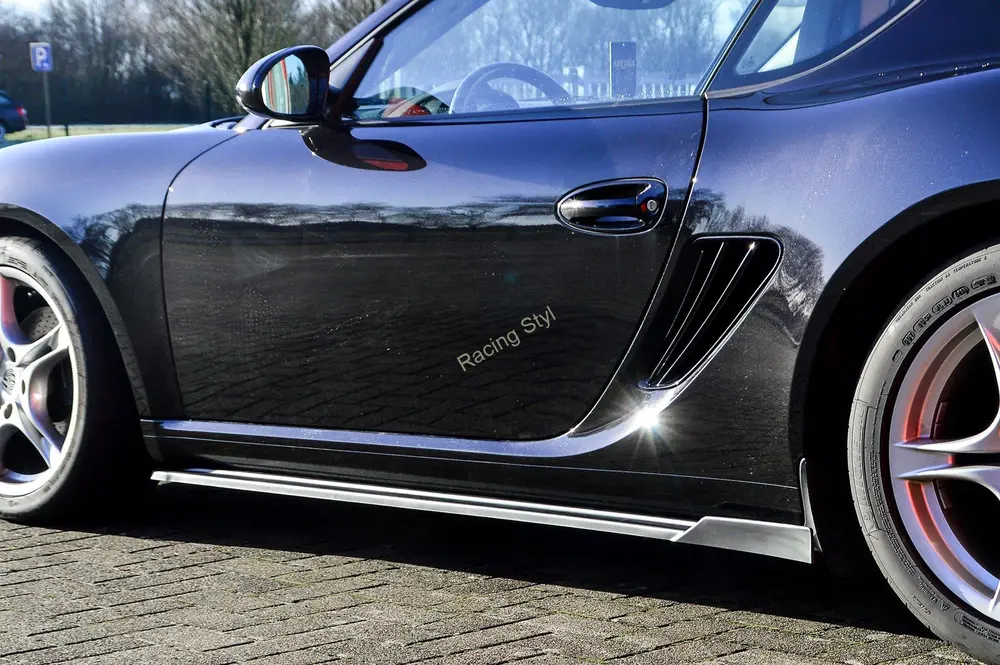 Porsche Cayman 987 nástavce pod boční prahy Glossy Black s křidélky IN Tuning Lesk.