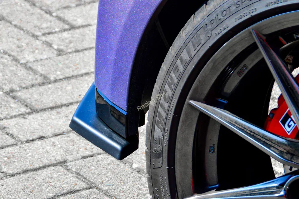 Toyota Yaris GR boční spoilery Glossy Black na zadní nárazník IN Tuning Lesk.