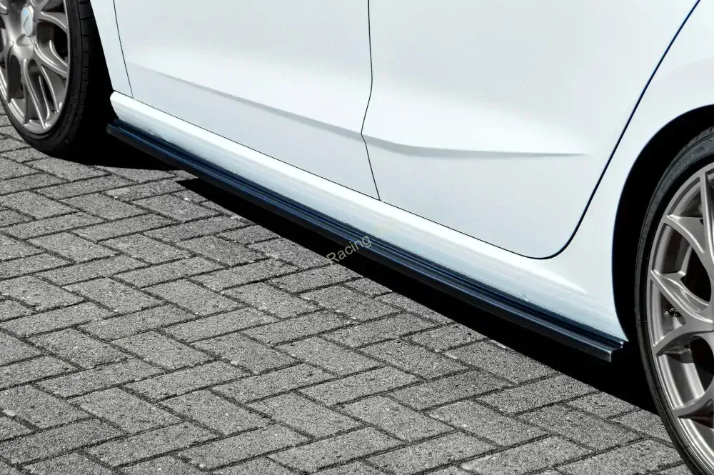 Seat Ibiza 6F KJ nástavce na boční prahy Glossy Black IN Tuning Lesk.