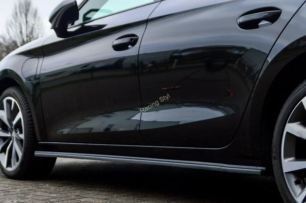 Seat Leon KL nástavce na boční prahy Glossy Black IN Tuning Lesk.