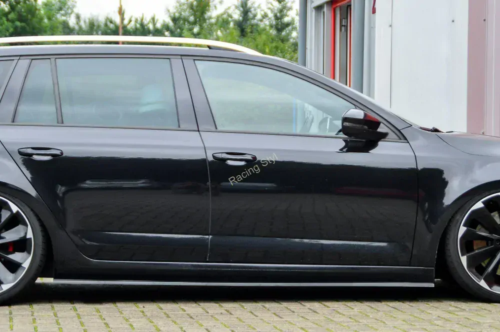 Škoda Octavia RS 5E lemy na boční prahy IN Tuning Matt.