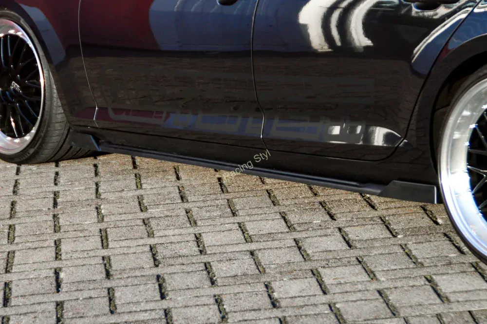 Audi A4 B9 nástavce pod boční prahy s křidélky Glossy Black IN Tuning Lesk.