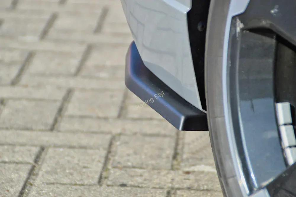 Audi RS3 8V Facelift Sportback boční spoilery na zadní nárazník Glossy Black IN Tuning Lesk.