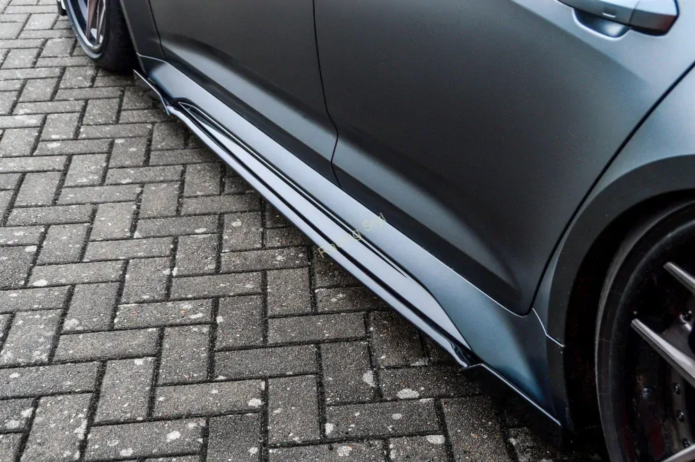 Audi RS6 C8 spoilery pod boční prahy s křidélky vpředu a vzadu IN Tuning