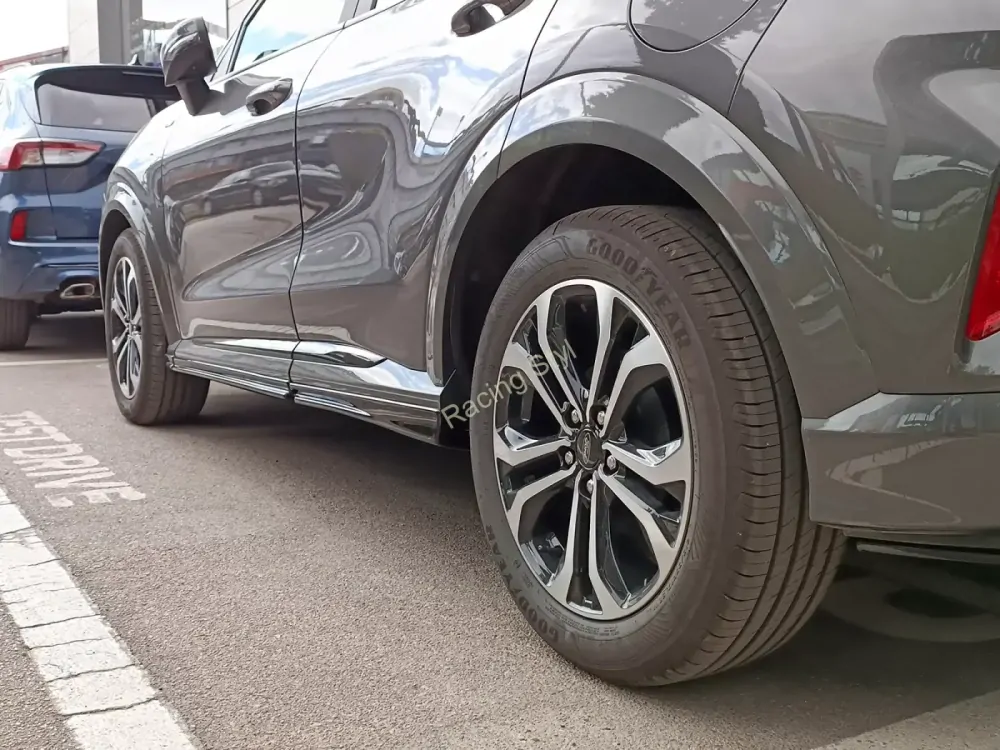 Ford Puma ST/ ST-Line 2019- nástavce na boční prahy Glossy Black MD Design Lesk.
