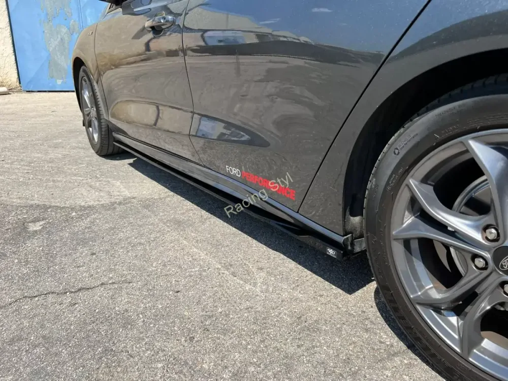 Ford Focus Mk4 ST/ ST-Line 2018- nástavce na boční prahy Glossy Black MD Design Lesk.