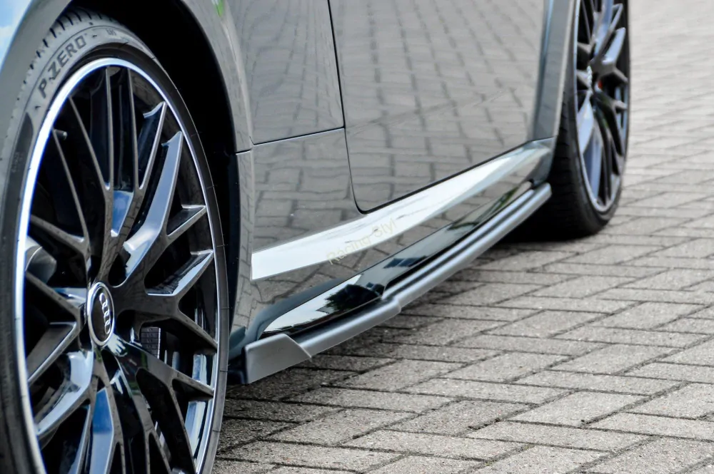 Audi TT S-Line/ TTS 8S/ TTRS 8S Facelift nástavce pod boční prahy s křidélkem Glossy Black IN Tuning Lesk.