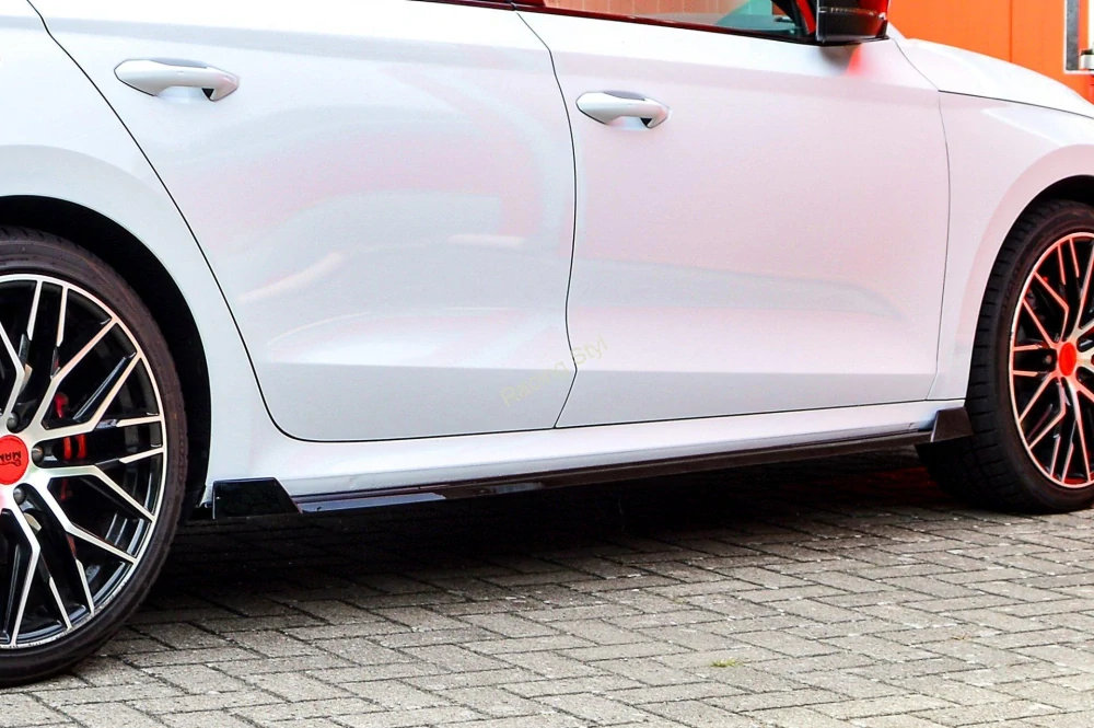 Škoda Octavia RS NX nástavce pod boční prahy s křidélky Glossy Black IN Tuning Lesk.