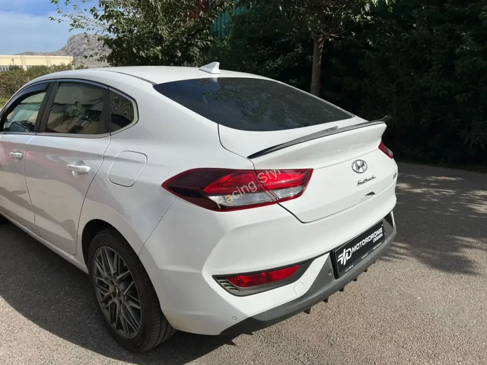 Hyundai i30 Fastback 2016- spoiler na víko kufru Glossy Black MD Design Lesk.