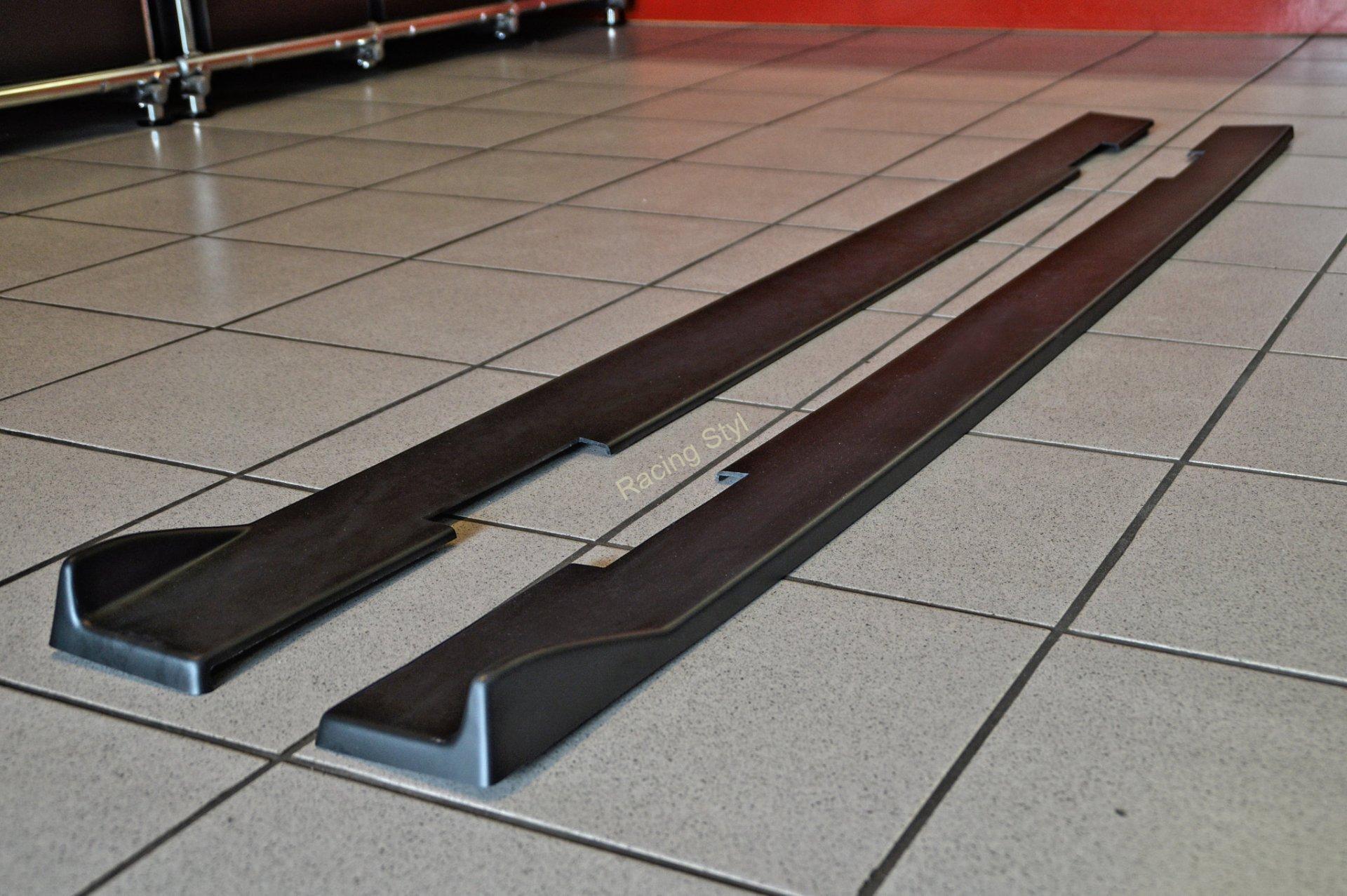 VW Golf 7R/ R-Line Facelift nástavce na boční prahy s křidélky IN Tuning Matt.