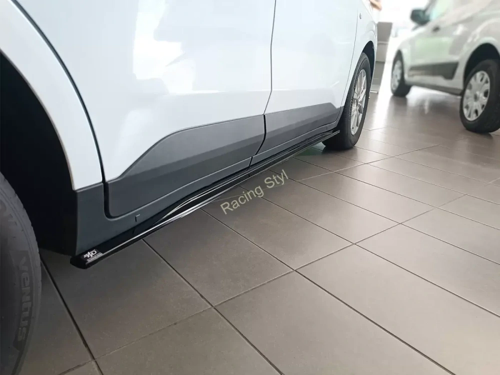 Ford Transit Courier nástavce pod boční prahy Glossy Black MD Design Lesk.