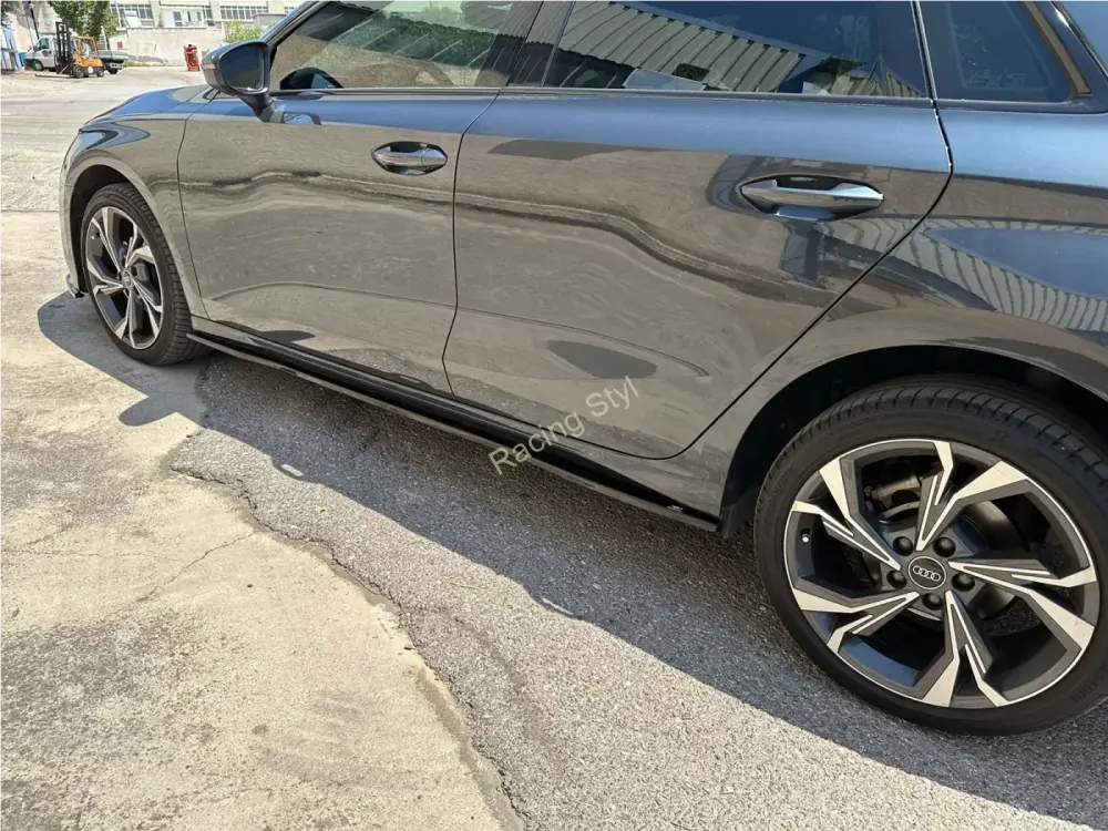 Audi A3 8Y nástavce pod boční prahy Glossy Black MD Design Lesk.