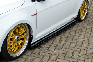 VW Golf 7 GTI TCR nástavce pod boční prahy IN Tuning Matt.